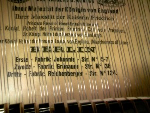 戦前のベヒシュタイングランドピアノの響板　当時のベルリン3か所の工場住所が印刷