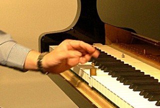 鍵盤初動の重さは？　ピアノが語ってくれたもの-その19