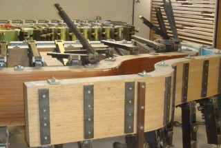 「BECHSTEIN・ナウ」その4　グランドピアノの形を決めるリム作り
