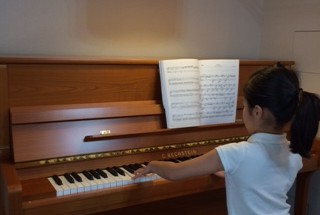 ベヒシュタイン コントア118の納入調律に行った　輸入ピアノ　BECHSTEIN