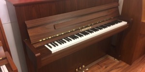 C.BECHSTEIN　アカデミー　A.114　Compact　貴重なウォルナット　輸入ピアノ　ピアノパッサージュ
