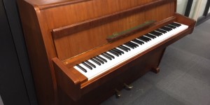 今月のお勧めピアノ　スタインウェイ　F-104　ハンブルグ　ウォルナット　艶消