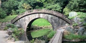 小石川後楽園は一周20分くらいだけど、石畳のダンヒルが多く結構いい運動になります。