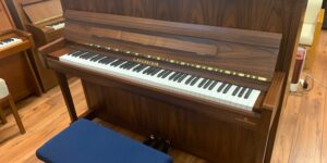 C.BECHSTEIN　アカデミー　A.114　Compact　貴重なウォルナット　新品入荷しました。　輸入ピアノ　ピアノパッサージュ